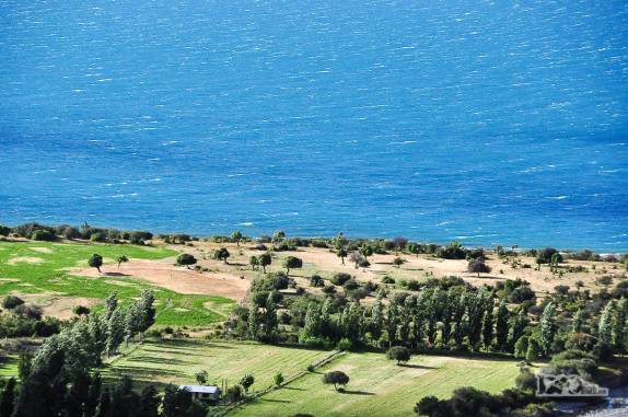 Fazendas e agricultura no belo cenário andino na orla do lago General Carreira, no caminho entre Chile Chico e a Carretera Austral, no sul do Chile